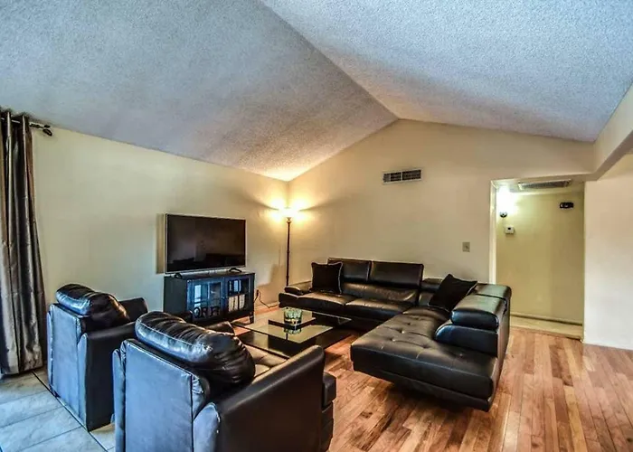 Holiday home Larkspur - Lovely & Entertaining Hot Tub With Pool, Living!