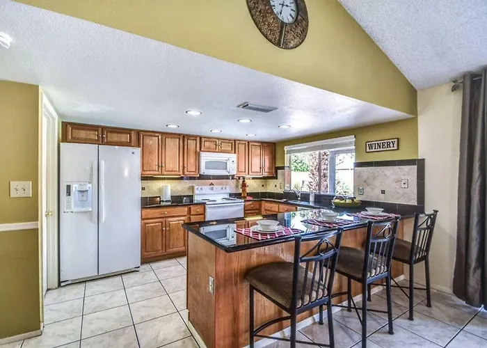 Holiday home Larkspur - Lovely & Entertaining Hot Tub With Pool, Living!