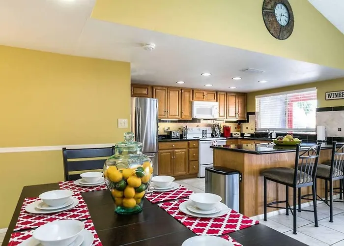 Holiday home Larkspur - Lovely & Entertaining Hot Tub With Pool, Living! Phoenix