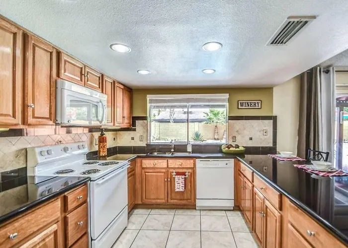Holiday home Larkspur - Lovely & Entertaining Hot Tub With Pool, Living!