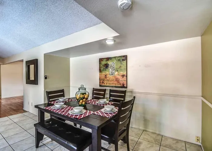 Larkspur - Lovely & Entertaining Hot Tub With Pool, Living! Holiday home Phoenix