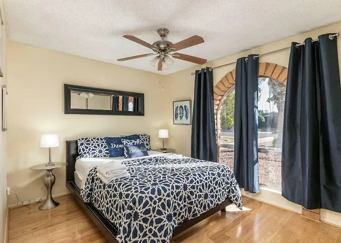 Holiday home Larkspur - Lovely & Entertaining Hot Tub With Pool, Living! Phoenix